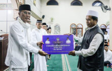 Tarawih Keliling, Bupati Ciamis Herdiat Serahkan 132 Rutilahu