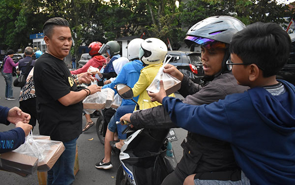 Hari ke 16 Bulan Ramadan, PWI dan IKWI Kembali Bagikan Iftar Gratis ke Masyarakat