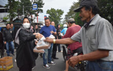 Berkah Ramadhan PWI dan IKWI, Kembali Bagikan 500 Paket Nasi Siap Santaf