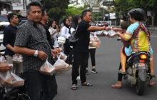 Jelang Ahir Ramadhan, PWI dan IKWI Konsisten Bagikan Paket Gratis