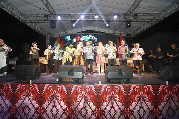 Wina Sariningsih Apresiasi Pengembangan Angklung Sejak Usia Dini