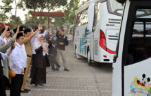 Anggota Komisi D, Salmiah Rambe Lepas Keberangkatan Jemaah Haji Kloter 16 di Halaman Mapolda Jawa Barat