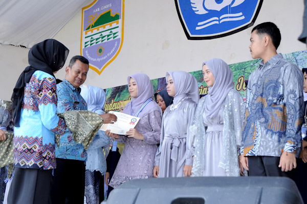 Kepsek SMPN 2 Cihaurbeuti, Lepas 199 Siswa Kelas IX Tahun Ajaran 2022-2023