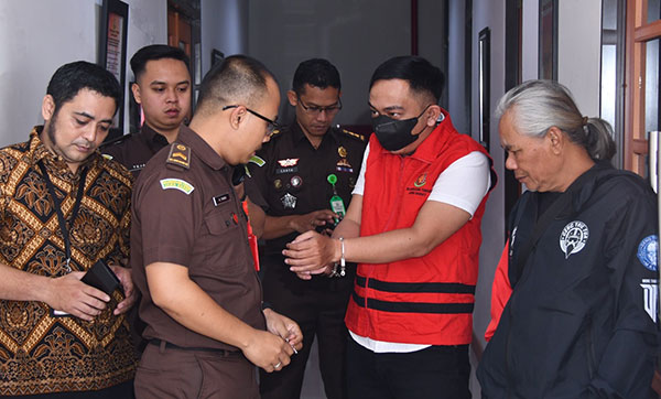 Tim Penyidik Kejati Jabar, Jebloskan Tersangka FER Ketahanan