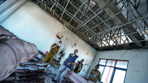 Ketua DPRD Tinjau Ruang Kelas SMPN 25 Bandung Terbakar