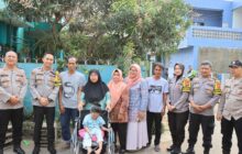 Peduli Disabilitas, Polres Tasikmalaya Kota Berikan Kursi Roda