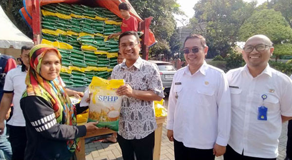 Ketua DPRD Tedy Rusmawan Monitoring Operasi Pasar Beras Medium