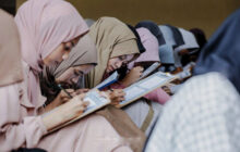 Program SmartTren Bulan Berkah, Ratusan Siwa Nulis mushaf Al-Qur'an