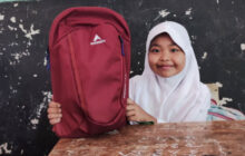 Sekolah Terpencil di Puncak Pengunungan Jabar, EIGER Bagikan Tas Sekolah