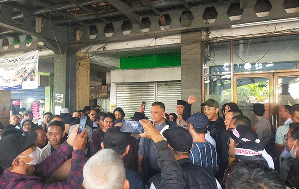 Dirasa Merugikan, Ratusan Pedagang Pasar Tradisional Menggeruduk PD. Pasar Bermartabat