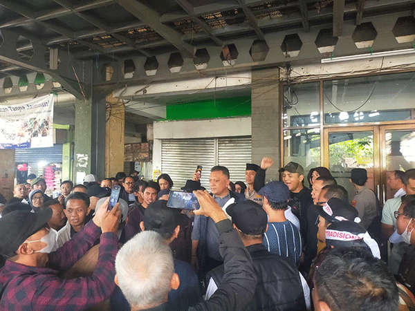 Dirasa Merugikan, Ratusan Pedagang Pasar Tradisional Menggeruduk PD. Pasar Bermartabat