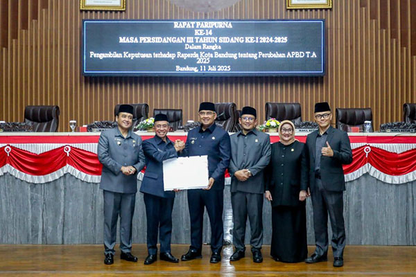 Raperda Perubahan APBD 2025 Kota Bandung Disahkan