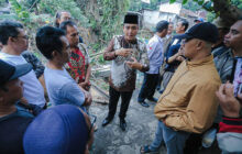 Tinjau Kirmir Roboh di Maleer Utara, Erwin Pastikan Perbaikan dimulai Agustus