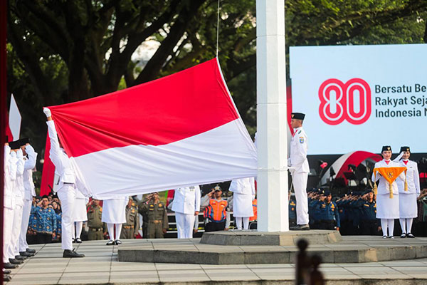 Upacara Penurunan Bendera HUT ke-80 RI Kota Bandung Berlangsung Khidmat dan Lancar
