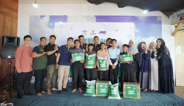 Peringati Hari Anak Nasional, BAZNAS Jabar Salurkan Bantuan Sembako dan Sedekah Gizi untuk Santri