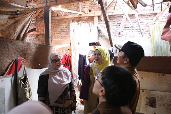 Kunjungan Anggota Komisi III DPRD Kota Bandung Kepada Warga Penerima Bantuan Perbaikan Tempat Tinggal
