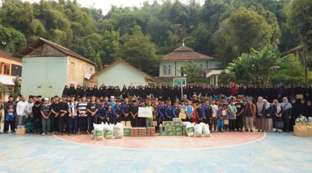 Peringati Maulid Nabi, BAZNAS Jabar Berbagi Kebahagiaan Bersama Santri Al-Furqon Cisarua KBB