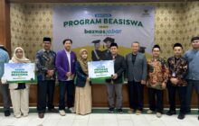 Dukung Program Jabar Cerdas, Baznas Jabar Salurkan Beasiswa Kepada 102 Mahasiswa Berprestasi