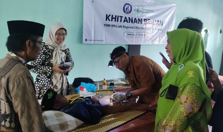 Sambut Hari Santri 2025, BRI dan YBM BRILiaN Gelar Khitanan Massal di Jatibarang
