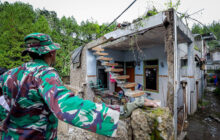 Aparat dan Warga Bergotong Royong Gercep Tanggap Bencana Rumah Roboh di Kecamatan Sukasari