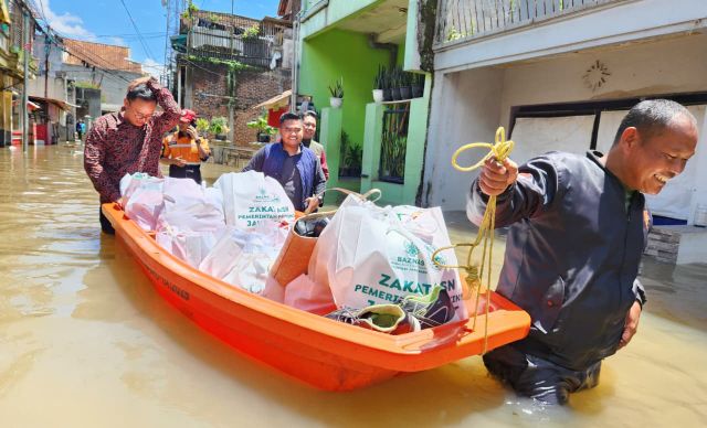 BAZNAS Jabar Gerak Cepat Bantu Korban Banjir di Kabupaten Bandung, 500 Paket Sembako Dibagikan