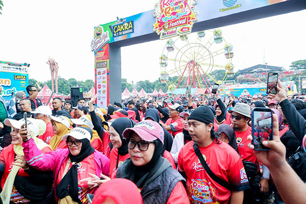 Wali Kota Bandung Apresiasi Eksistensi Radio Cakra, Lepas 13.000 Peserta Jalan Sehat di Tegallega