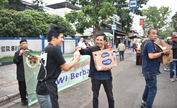 Solidaritas Ramadan, Pokja PWI Kota Bandung dan Mitra Salurkan 300 Takjil untuk Warga