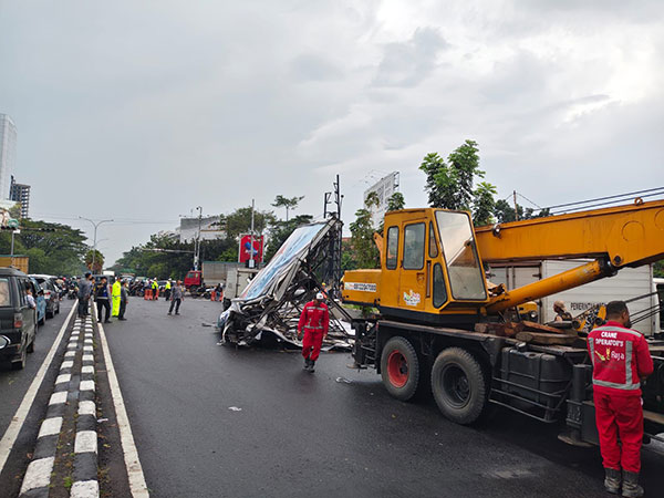 Gercep! Damkarmatan Tangani Reklame Roboh dan Pohon Tumbang