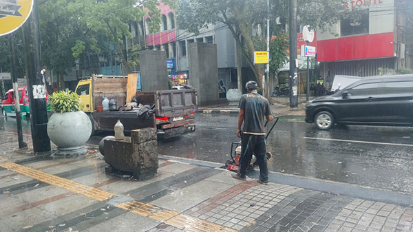 Hujan Tak Hambat Perapian Bekas Galian IPT di Sejumlah Ruas Jalan