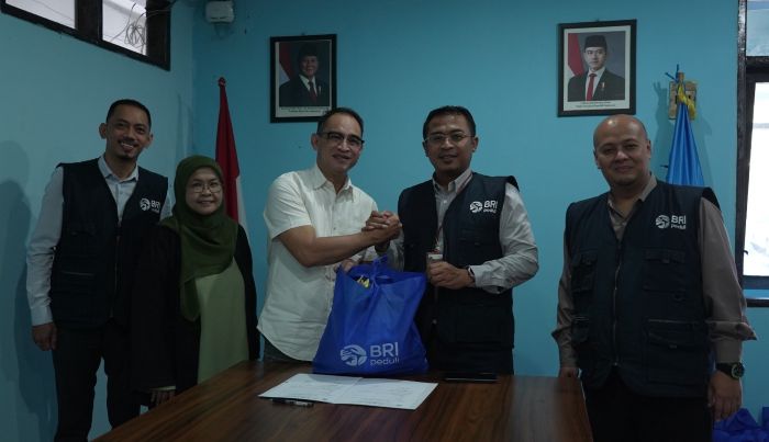 Insan Pers Turun Tangan, PWI Jabar dan BRI Bandung Salurkan Sembako untuk Warga