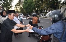 Kolaborasi Banyak Pihak, Program PWI Berbagi di Bandung Salurkan 2.000 Paket Takjil