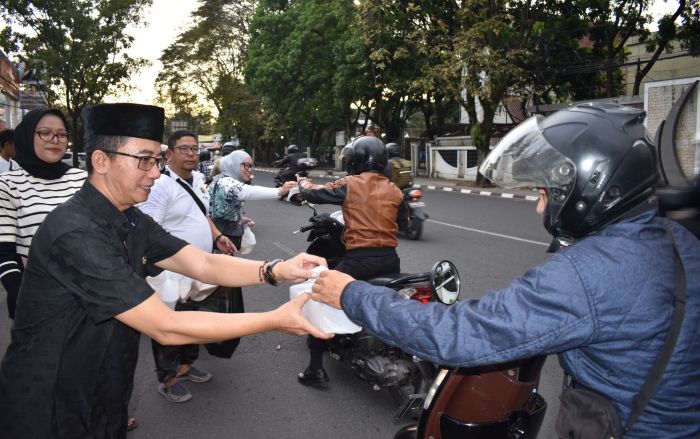 Kolaborasi Banyak Pihak, Program PWI Berbagi di Bandung Salurkan 2.000 Paket Takjil