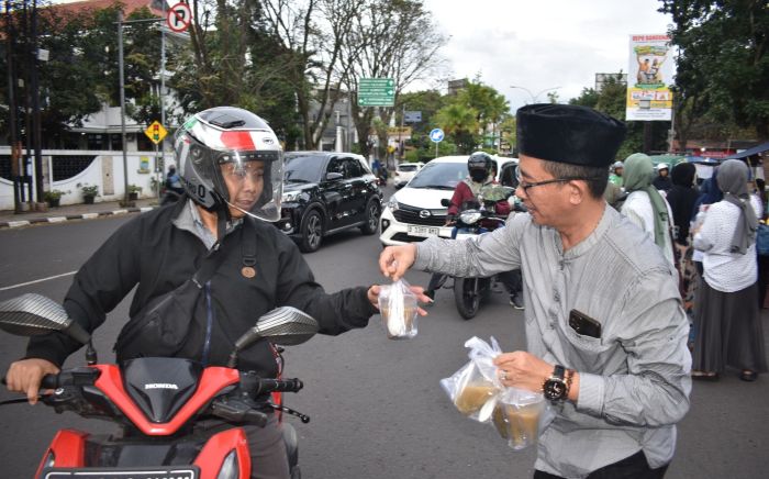 Konsisten Berbagi di Ramadan, Pokja PWI Kota Bandung Bagikan 300 Takjil untuk Pengendara
