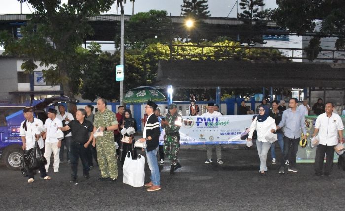 Pokja PWI Kota Bandung Konsisten Tebar Kebaikan Ramadan, Ratusan Takjil Dibagikan kepada Warga