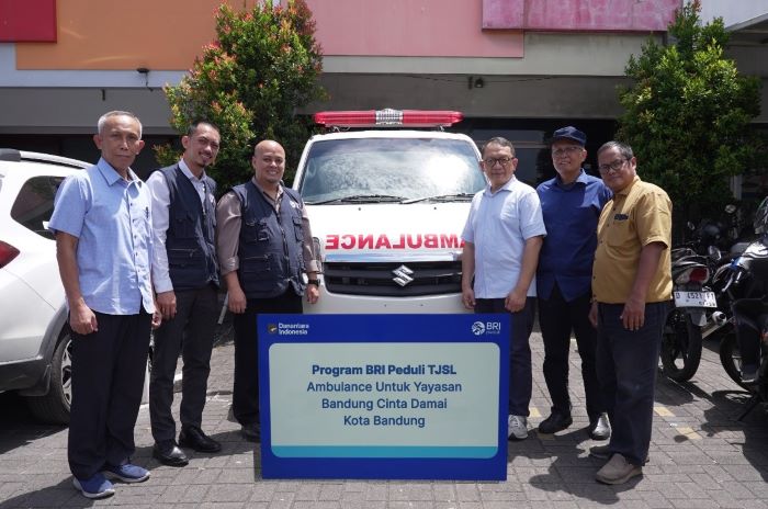 Yayasan Bandung Cinta Damai Terima Ambulans dari BRI untuk Perkuat Layanan Sosial Kesehatan