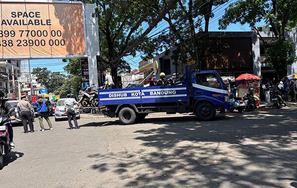 Dishub Kota Bandung Tindak Parkir Liar di Delapan Ruas Jalan, 31 Kendaraan Ditilang