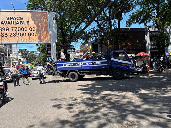 Dishub Kota Bandung Tindak Parkir Liar di Delapan Ruas Jalan, 31 Kendaraan Ditilang