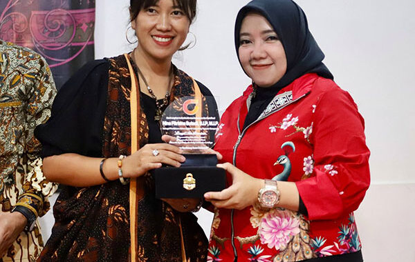 Nina Fitriana Bakar Semangat Karakter Perempuan di Forum Gemintang Suara Campernik