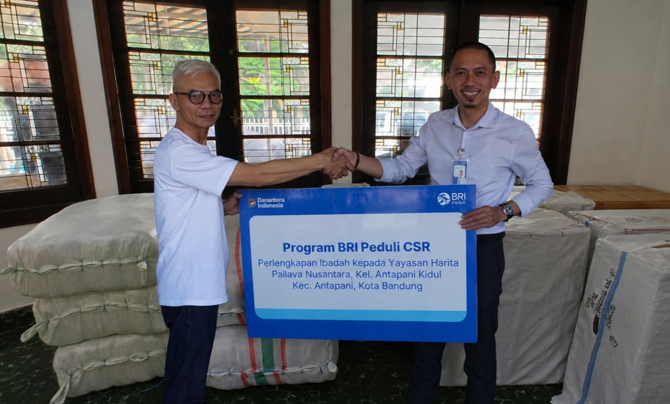 BRI Salurkan Bantuan Perlengkapan Ibadah Rp200 Juta untuk Warga Antapani