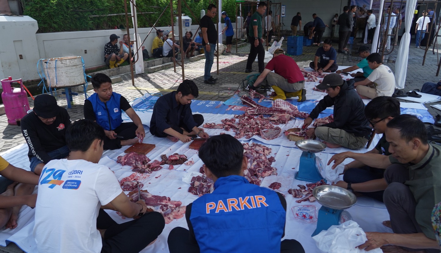 BRI Ubah Pola Kurban Korporasi, Insan BRILian Bandung Sebar Hewan Kurban Langsung ke Kampung-Kampung