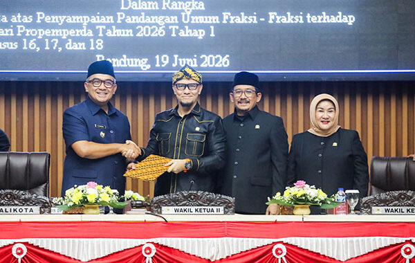Wali Kota Sampaikan Jawaban atas Pandangan Umum Fraksi terhadap Tiga Raperda