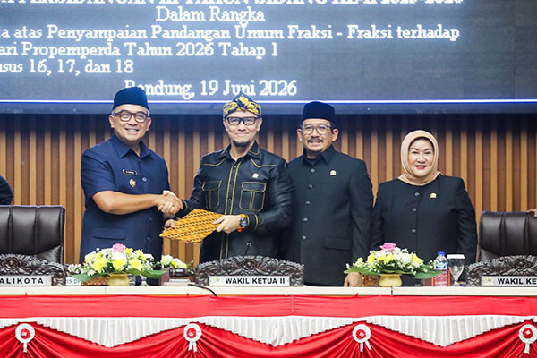 Wali Kota Sampaikan Jawaban atas Pandangan Umum Fraksi terhadap Tiga Raperda