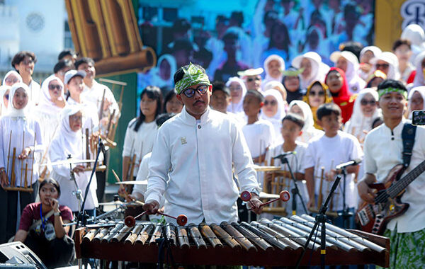 Ade Astrid dan 500 Musisi Meriahkan Bandung Kota Angklung Festival 2026