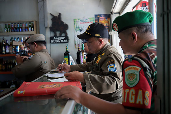 Gerak Cepat Respon Aduan Warga, Satpol PP Kota Bandung Segel Empat Kios Miras Ilegal