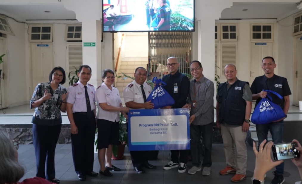 BRI Gandeng Gereja di Bandung Salurkan Ratusan Paket Sembako bagi Masyarakat Rentan