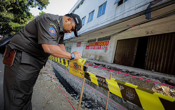 Pemkot Bandung Segel Lokasi Penebangan 12 Pohon Tanpa Izin di Pasar Cijerah