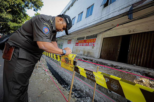 Pemkot Bandung Segel Lokasi Penebangan 12 Pohon Tanpa Izin di Pasar Cijerah