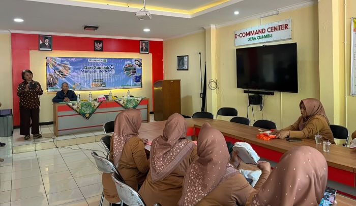 FIB Unpad Gandeng BIYA Project, Ubah Sampah Plastik Jadi Peluang Usaha bagi Warga Desa Cijambu