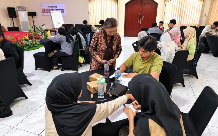 Bukan Sekadar Bantuan, Program Solusi Bangun Indonesia Pabrik Narogong Antarkan Pelajar hingga Perkuat Ekonomi Perempuan