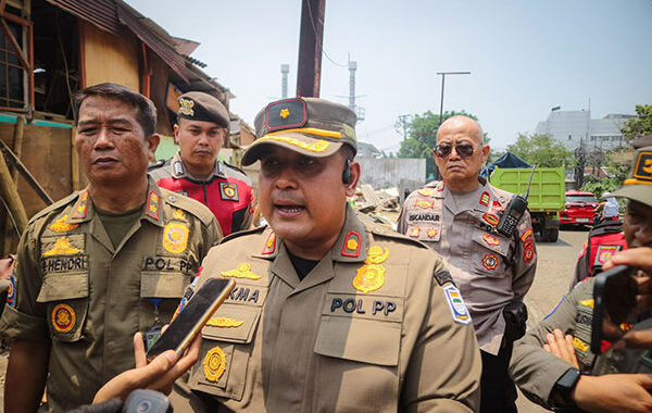 Lewat Pendekatan Humanis, Satpol PP Tertibkan 4 Bangunan Liar di Pasirluyu